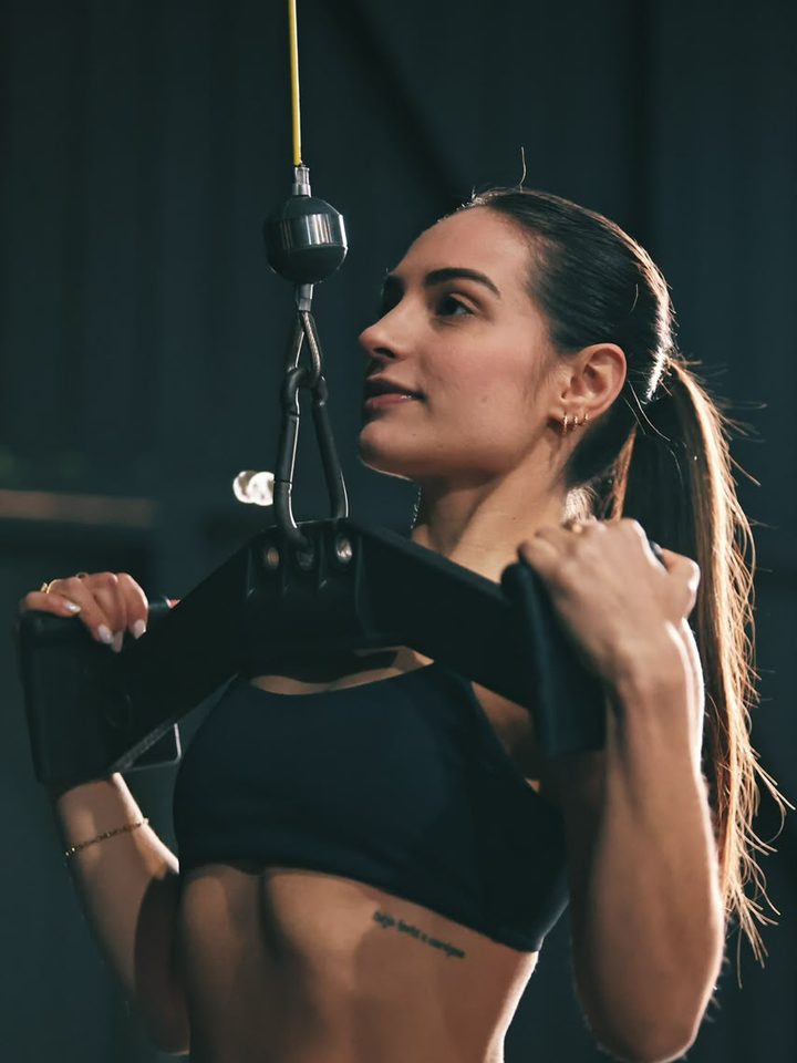 Professora Bruna treinando no puxador