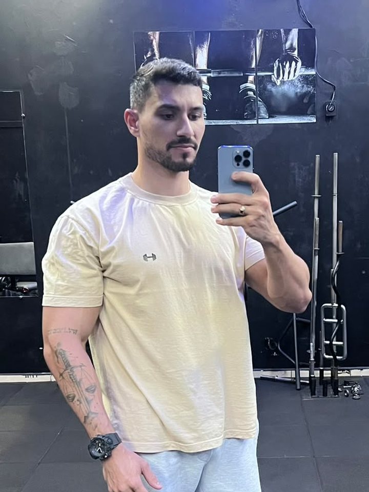 Cassiano, estagiário, no salão da academia